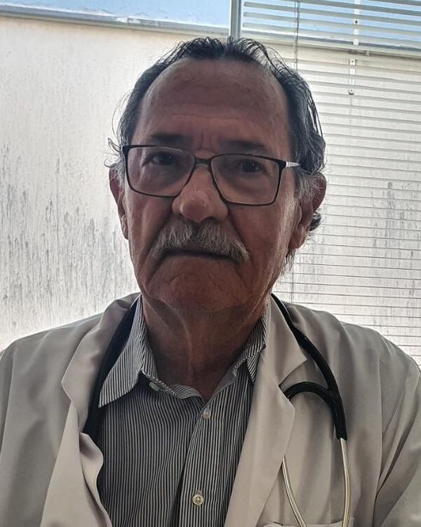 Dr. Rossini Rodrigues Machado, cardiologista, no consultório